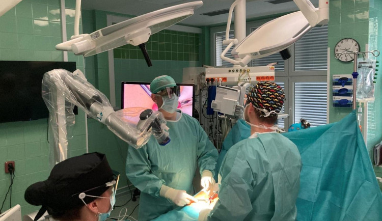 Lékaři v brněnské nemocnici testovali novou technologii. Obraz z exoskopu sledovali odborníci v Praze