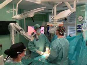 Lékaři v brněnské nemocnici testovali novou technologii. Obraz z exoskopu sledovali odborníci v Praze