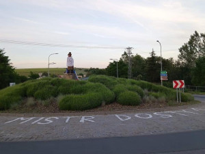 V Bedřichovicích udělali sochu brankáři Dostálovi. Převlékli za něj Napoleona