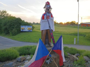 V Bedřichovicích udělali sochu brankáři Dostálovi. Převlékli za něj Napoleona