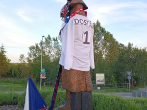 V Bedřichovicích udělali sochu brankáři Dostálovi. Převlékli za něj Napoleona