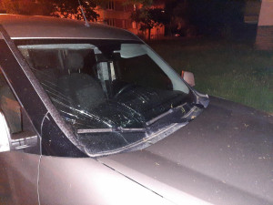 Opilý mladík v Brně bezhlavě demoloval auta. Do jednoho zapíchl dopravní značku