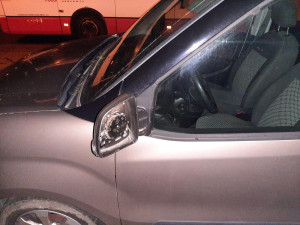 Opilý mladík v Brně bezhlavě demoloval auta. Do jednoho zapíchl dopravní značku