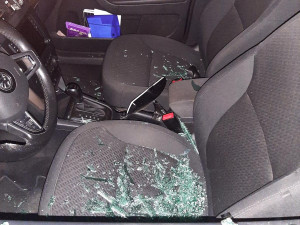 Opilý mladík v Brně bezhlavě demoloval auta. Do jednoho zapíchl dopravní značku