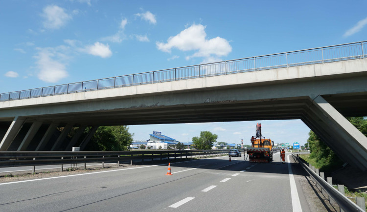 Silničáři zavřou část mostu přes dálnici D2 u brněnského obchodního centra. Řidiče čeká půlroční omezení