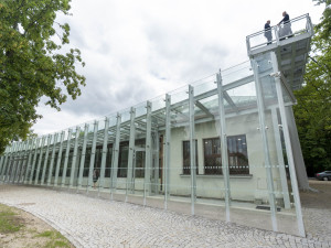 Památník Mohyla míru u slavkovského bojiště má nové zázemí. Pyšní se prosklenou vstupní halou