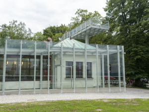 Památník Mohyla míru u slavkovského bojiště má nové zázemí. Pyšní se prosklenou vstupní halou