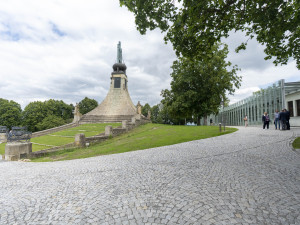 Památník Mohyla míru u slavkovského bojiště má nové zázemí. Pyšní se prosklenou vstupní halou