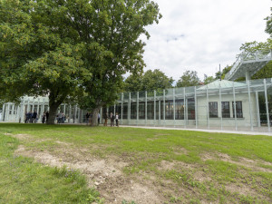 Památník Mohyla míru u slavkovského bojiště má nové zázemí. Pyšní se prosklenou vstupní halou