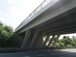 Silničáři zavřou část mostu přes dálnici D2 u brněnského obchodního centra. Řidiče čeká půlroční omezení