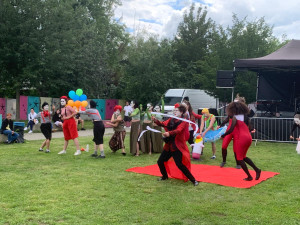 VIDEO: Brněnský Bronx roztančily tóny romské hudby. Lidé si užívají Ghettofest