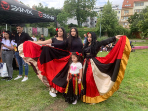 VIDEO: Brněnský Bronx roztančily tóny romské hudby. Lidé si užívají Ghettofest