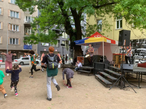 VIDEO: Brněnský Bronx roztančily tóny romské hudby. Lidé si užívají Ghettofest
