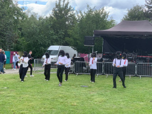 VIDEO: Brněnský Bronx roztančily tóny romské hudby. Lidé si užívají Ghettofest