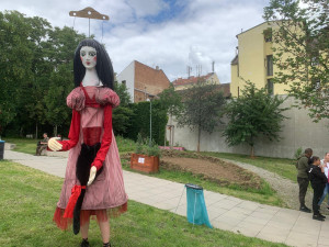 VIDEO: Brněnský Bronx roztančily tóny romské hudby. Lidé si užívají Ghettofest