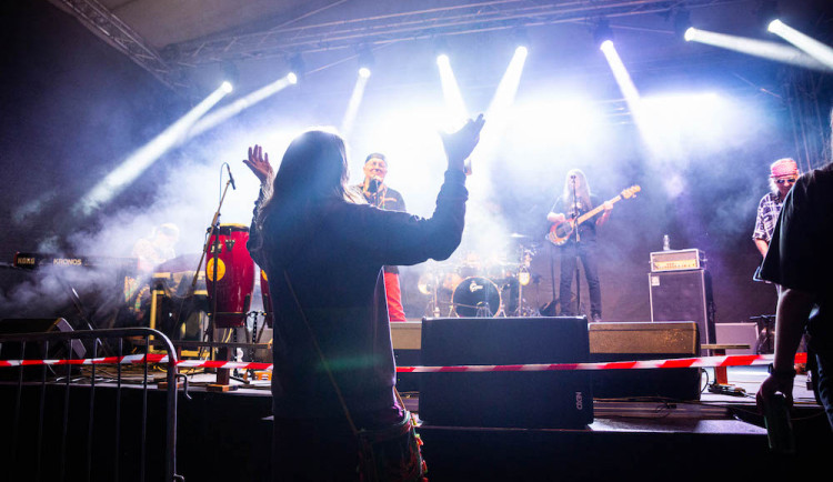 Lužánecký park ožil hudbou. PonavaFest 2024 si poradil i s prudkým deštěm