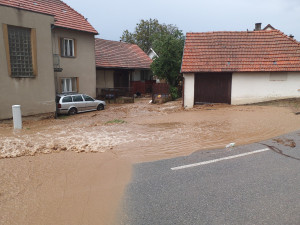 Jihomoravští hasiči vyjížděli k zatopeným sklepům na Blanensku. Odčerpávají vodu z šesti domů