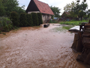 Jihomoravští hasiči vyjížděli k zatopeným sklepům na Blanensku. Odčerpávají vodu z šesti domů