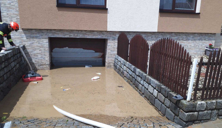 Hasiči v Brně odčerpávali vodu ze zatopených sklepů a garáží