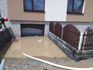 Hasiči v Brně odčerpávali vodu ze zatopených sklepů a garáží