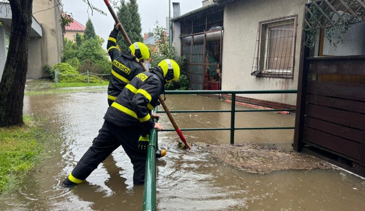 Vytrvalý déšť v noci na dnešek zaplavoval sklepy. Hasiči se nezastavili