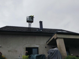 Do rodinného domu uhodil blesk a zapálil střechu. Škoda přesáhla milion a půl