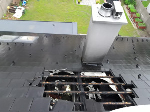 Do rodinného domu uhodil blesk a zapálil střechu. Škoda přesáhla milion a půl