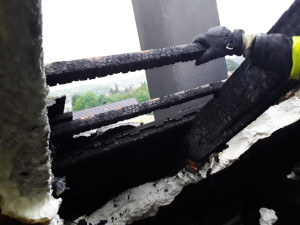 Do rodinného domu uhodil blesk a zapálil střechu. Škoda přesáhla milion a půl