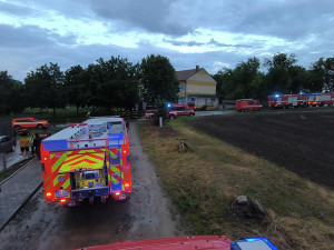 Do rodinného domu uhodil blesk a zapálil střechu. Škoda přesáhla milion a půl