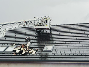 Do rodinného domu uhodil blesk a zapálil střechu. Škoda přesáhla milion a půl