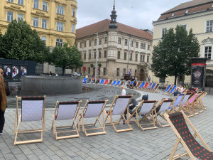 Do ulic Brna se vrátila lehátka. Lidé se mohou v centru celé léto slunit jako u moře
