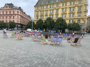 Do ulic Brna se vrátila lehátka. Lidé se mohou v centru celé léto slunit jako u moře