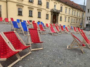 Do ulic Brna se vrátila lehátka. Lidé se mohou v centru celé léto slunit jako u moře