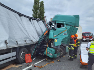 Nehoda tří kamionů uzavřela dálnici u Brna. Dva lidé jsou zranění