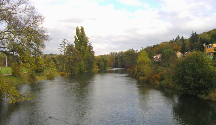 Oblíbená trasa podél Svratky se dočká opravy. Přibudou nové lavičky i grilovací místo