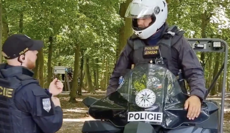 VIDEO: Muž podezřelý z vraždy ženy se má pohybovat v okolí Pryglu