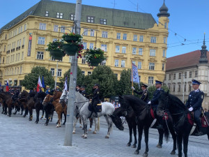 VIDEO: Do centra Brna dorazily desítky policistů na koních. Předvedou své dovednosti
