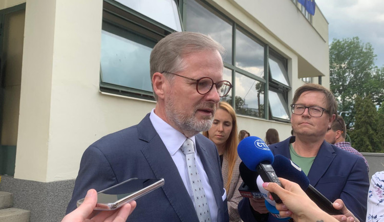 VIDEO: V Brně se otevřely volební místnosti. Lístek do urny vhodil mezi prvními premiér Fiala