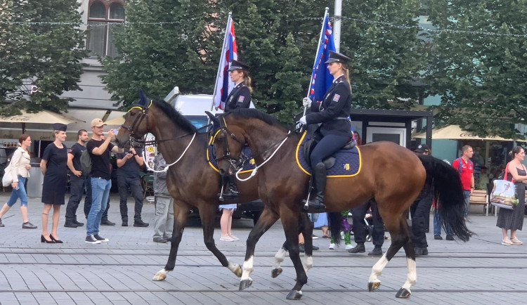 VIDEO: Do centra Brna dorazily desítky policistů na koních. Předvedou své dovednosti