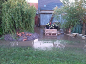 Hasiči na jihu Moravy po bouřkách odčerpávali vodu. Zatopené byly i silnice