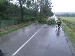 Hasiči na jihu Moravy po bouřkách odčerpávali vodu. Zatopené byly i silnice