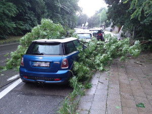 Hasiči na jihu Moravy po bouřkách odčerpávali vodu. Zatopené byly i silnice