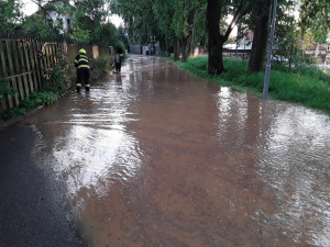 Hasiči na jihu Moravy po bouřkách odčerpávali vodu. Zatopené byly i silnice