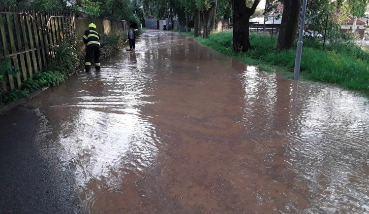 Hasiči na jihu Moravy po bouřkách odčerpávali vodu. Zatopené byly i silnice