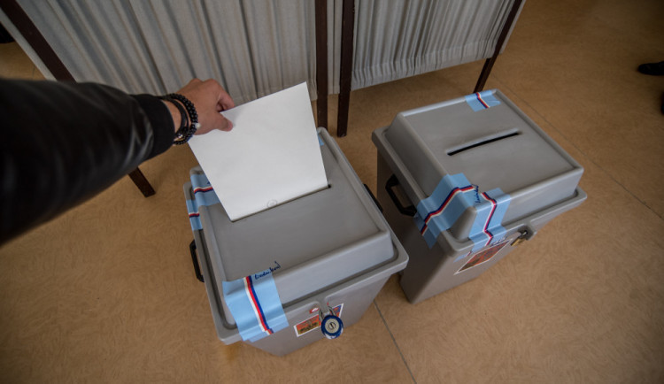 Muži z Brna se nepozdávalo pořadí lístků, které dostal u voleb. Chtěl proto zkontrolovat další zapečetěné obálky