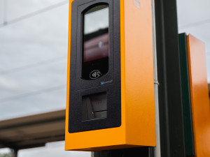 Nové validátory na nádražích by měly usnadnit nákup jízdenek. Celkem jich na jižní Moravě bude tři sta