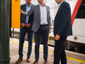 Nové validátory na nádražích by měly usnadnit nákup jízdenek. Celkem jich na jižní Moravě bude tři sta