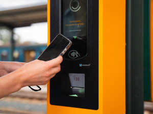 Nové validátory na nádražích by měly usnadnit nákup jízdenek. Celkem jich na jižní Moravě bude tři sta