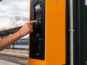 Brněnské hlavní nádraží má nový validátor, který usnadní nákup jízdenek. Na jižní Moravě jich bude tři sta
