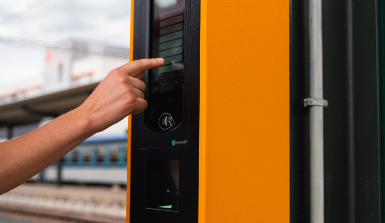 Nové validátory na nádražích by měly usnadnit nákup jízdenek. Celkem jich na jižní Moravě bude tři sta